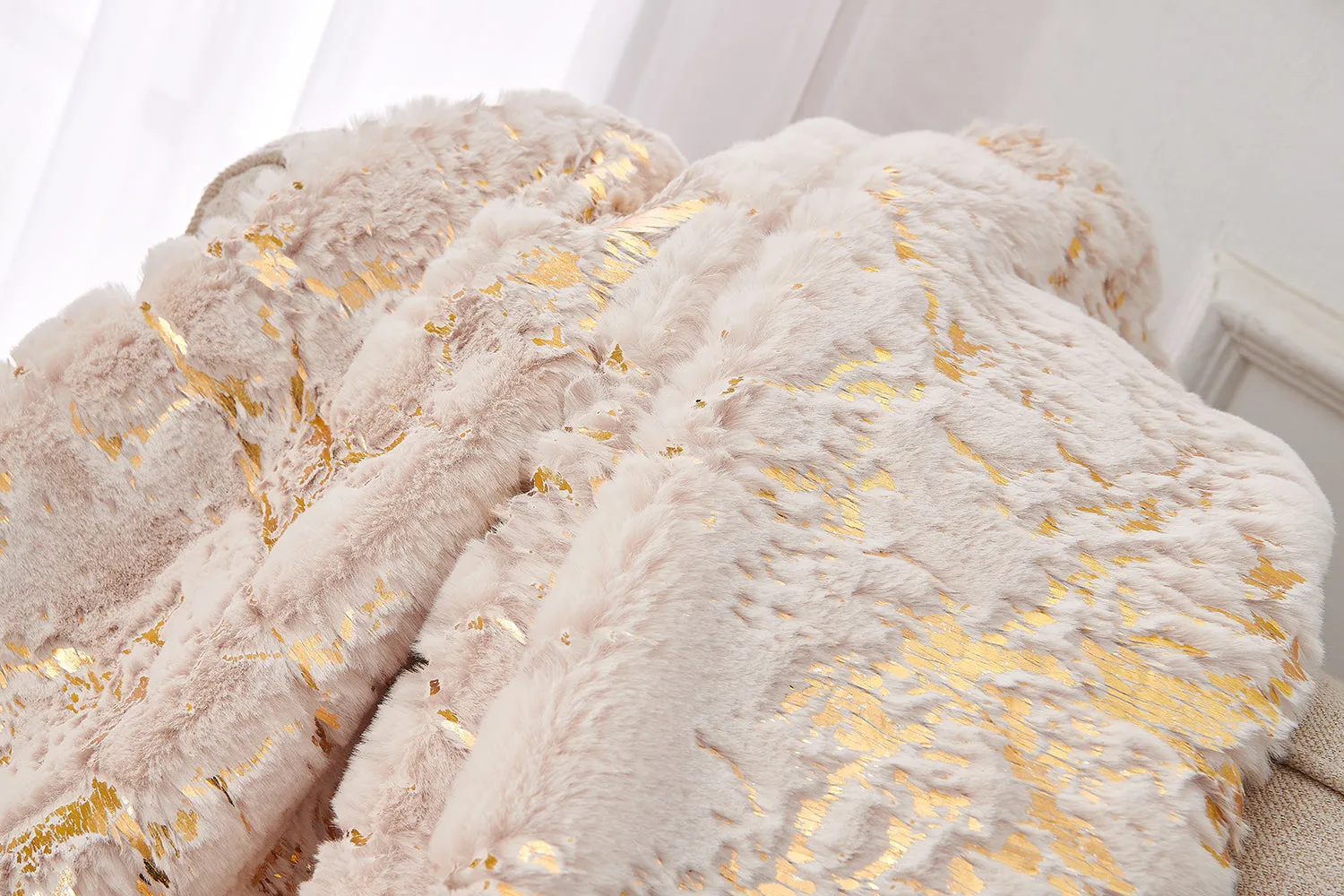 Cassilda Luxury Chinchilla-like Faux Fur Beige and Gold Throw Blanket